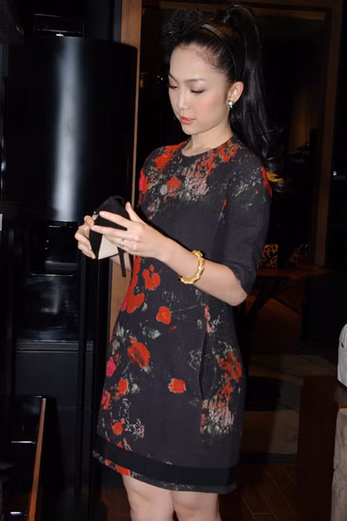 Diễn viên múa Linh Nga trắng ngần trên tone nền trầm lắng của thời gian