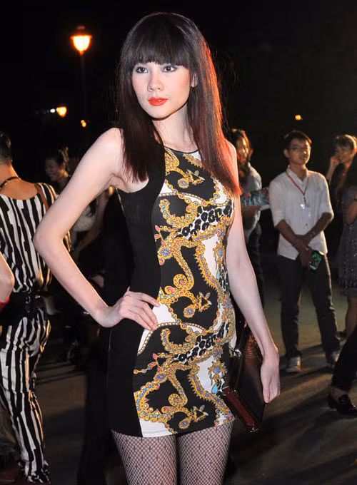 Bộ váy ngắn ôm sát của Dương Yến Ngọc đẹp và khá sang trọng