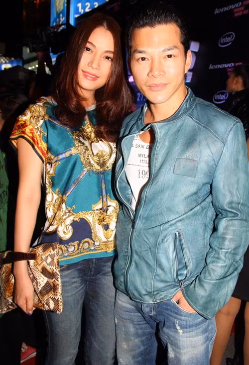 Người đẹp Trương Ngọc Ánh lạ lẫm với chiếc áo lụa in hoa văn