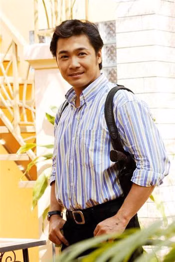 Kể cả trong đời sống hằng ngày, kiểu tạo dáng tay đút túi quần cũng được chàng tài tử màn bạc này triệt để tận dụng.