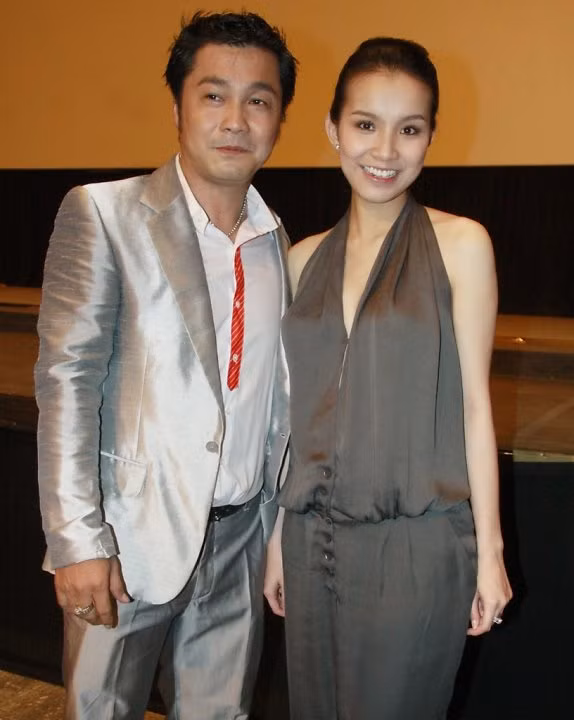 .. hay tân giai nhân của Vbiz, tư thế tạo dáng của Lý Hùng ... vẫn thế.