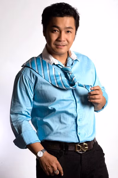 ... hoặc tạo dáng với caravat...