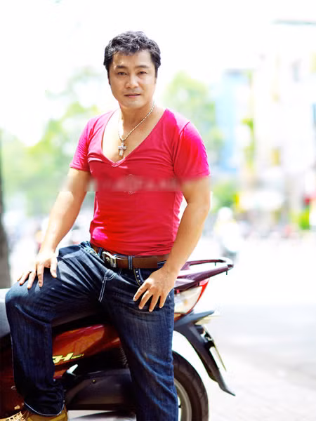 Không thể phủ nhận được "lợi thế" của cách tạo dáng này, nó khiến Lý Hùng trở nên manly hơn và khỏe khoắn hơn trong những shot hình.