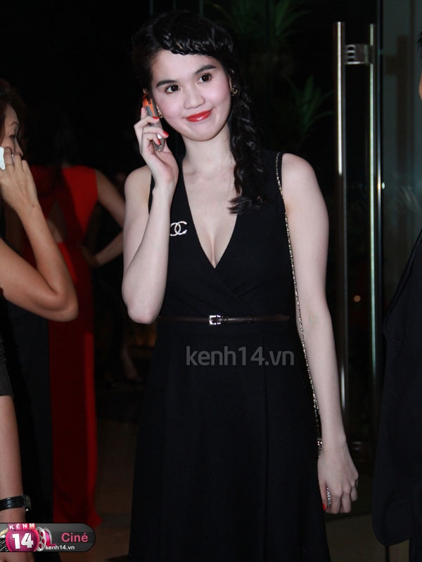 Son môi màu đỏ cũng là một lựa chọn cực kỳ hợp lý khi diện đầm đen cho những cô nàng có nước da trắng sáng như Ngọc Trinh. Son môi màu đỏ cũng là một lựa chọn cực kỳ hợp lý khi diện đầm đen cho những cô nàng có nước da trắng sáng như Ngọc Trinh.