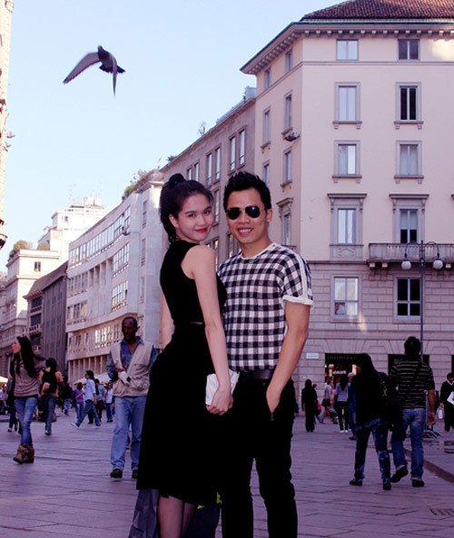 Lúc nào, chiếc đầm màu đen như cũng như đang "nịnh" vóc dáng và nét đẹp của cô nàng "nữ hoàng nội y" nhiều scandal này. Lúc nào, chiếc đầm màu đen như cũng như đang "nịnh" vóc dáng và nét đẹp của cô nàng "nữ hoàng nội y" nhiều scandal này.