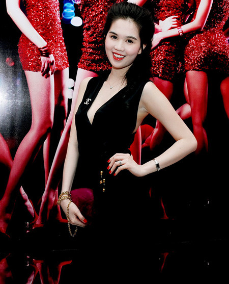 Một sự kết hợp chẳng thể nào chuẩn hơn nữa giữa màu móng và môi với bộ jumsuit màu đen đầy quyến rũ này. Một sự kết hợp chẳng thể nào chuẩn hơn nữa giữa màu móng và môi với bộ jumsuit màu đen đầy quyến rũ này.