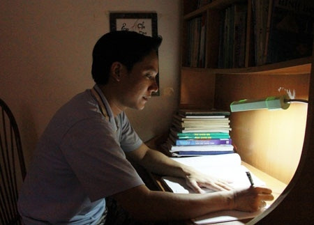 Mặc dù nghỉ dạy nhưng giáo viên vẫn phải làm nhiều công việc chuyên môn (Ảnh:vinhphuc.gov.vn)