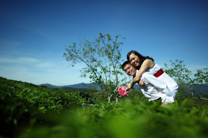 Địa điểm thứ hai là vùng ngoại ô Lý do: Nơi này ít người, phong cảnh thiên nhiên hữu tình, không bị tiếng xe cộ "tra tấn". Còn gì thú vị hơn cảnh hai người vừa tâm sự vừa ngắm những cánh diều dập dờn. Tuy nhiên, nếu nơi này quá hoang vắng và hẹn hò vào những lúc tối trời thì xem chừng hai bạn không ổn chút nào.