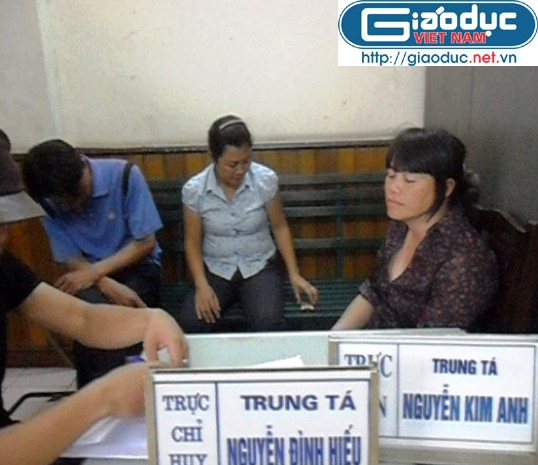 Ba đối tượng cò vé bị 142 bắt giữ khi đang "giao dịch" với khách tại ga Hà Nội