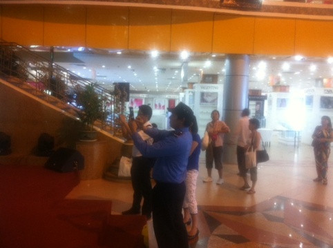 Bảo vệ cũng tranh thủ ghi lại những thời khắc hiếm hoi cuối cùng (Ảnh: H.L)