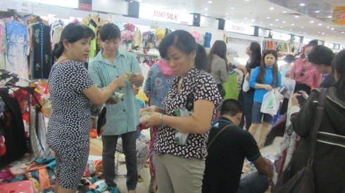 Một tiểu thương cho rằng: "Cầm tiền bán hàng những giờ phút cuối mà ứa nước mắt vì xúc động" (ảnh: H.L)