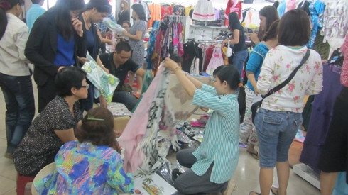 Không khí mua bán những phút cuối ở thương xá TAX tại một số gian hàng vẫn rất sôi động (ảnh: H.L).