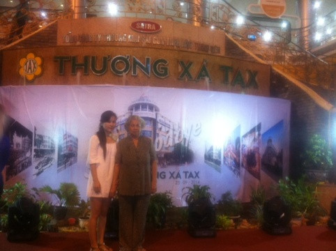 Khách hàng chụp ảnh lưu niệm trước khi tạm biệt thương xá TAX (ảnh: H.L)