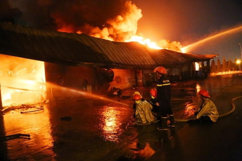 Lửa bốc lên cao ngút tại khu công nghiệp VSIP1 tối ngày 18/9 (ảnh: Thiên Lý)