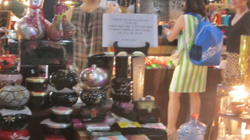 Tiểu thương thông báo nơi kinh doanh mới cho khách hàng biết (ảnh: H.L)