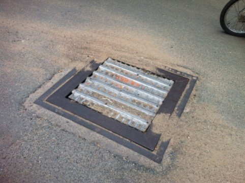 Để đối phó, người dân phải dùng một tấm kim loại bằng sắt để che miệng cống cho khỏi ô nhiễm. Để đối phó, người dân phải dùng một tấm kim loại bằng sắt để che miệng cống cho khỏi ô nhiễm.