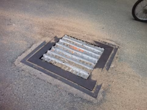 Để đối phó, người dân phải dùng một tấm kim loại bằng sắt để che miệng cống cho khỏi ô nhiễm. Để đối phó, người dân phải dùng một tấm kim loại bằng sắt để che miệng cống cho khỏi ô nhiễm.