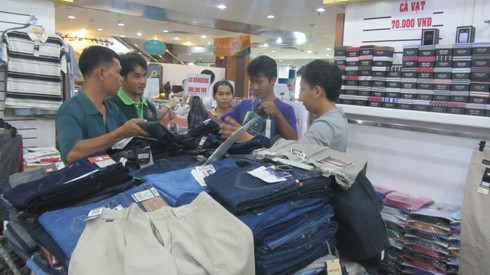 Khách hàng vẫn tranh thủ mua hàng những giờ phút cuối tại thương xá TAX (ảnh: H.L)