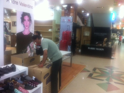 Tiểu thương kinh doanh tại thương xá TAX đóng gói hàng vào những giờ phút kinh doanh cuối (Ảnh: H.L)