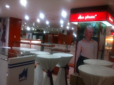 Một gian hàng quần áo của dệt may An Phước trống trải (Ảnh: H.L)