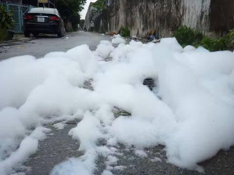 Người dân băn khoăn 'Bọt lạ' trắng xóa trồi lên từ các nắp miệng cống có ảnh hướng tới sức khỏe hay không? Người dân băn khoăn 'Bọt lạ' trắng xóa trồi lên từ các nắp miệng cống có ảnh hướng tới sức khỏe hay không?