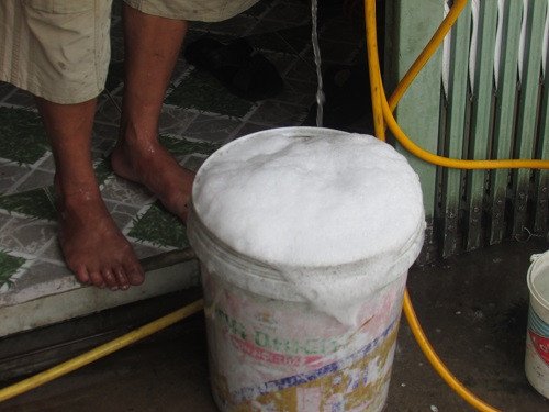 Nước giếng bơm lên nổi đầy 'bọt lạ' trắng xóa. Nước giếng bơm lên nổi đầy 'bọt lạ' trắng xóa.