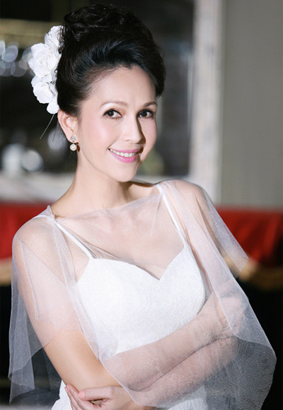 5. Diễm My Dù đã 50 tuổi nhưng vóc dáng thanh mảnh, bờ vai mỏng manh của Diễm My khiến không ít người thèm muốn