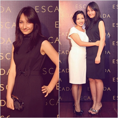 Với bộ trang phục này, Anna Trương với mẹ của mình - ca sĩ Mỹ Linh cứ như thể là 2 chị em vậy. Với bộ trang phục này, Anna Trương với mẹ của mình - ca sĩ Mỹ Linh cứ như thể là 2 chị em vậy.