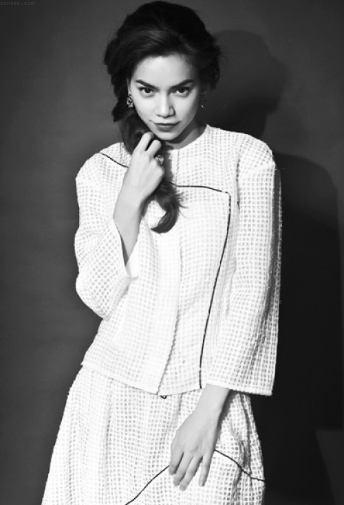 Nhưng lạ kỳ, là sau tất cả, người ta vẫn thấy Hồ Ngọc Hà lộng lẫy, mỹ miều, và dường như ngày một đẹp thêm.