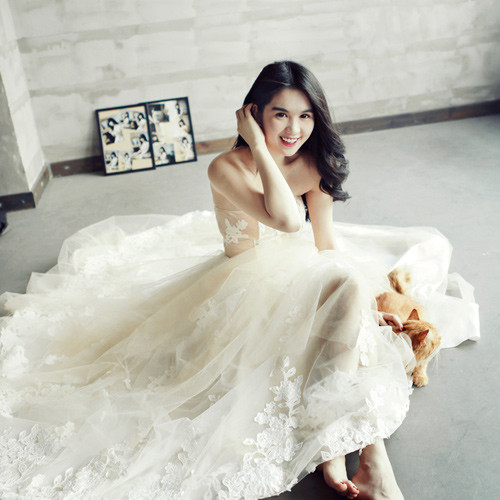 Nhất cử nhất động, từng thay đổi nhỏ trên khuôn mặt, trang phục hay phát ngôn của cô đều trở thành trung tâm của sự chú ý.