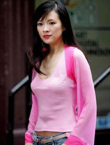 Cổ áo rộng và gam màu bị nhận xét là "sến"