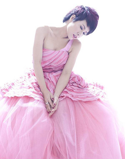 ''Hồi đi học chị Linh chơi cờ hơi bị ngon! Tự học chơi cờ vua, những năm cấp Hai và cấp Ba, chị ấy liên tục được trường cử đi thi đấu các giải trong quận và thành phố. Thật ra, Linh tự nhận mình đánh cờ không thuộc hàng “thượng thừa” nhưng lại… át vía đối thủ với những trận cờ tốc độ. Tập trung cao, đặt cờ nhanh như chảo chớp, gương mặt lại “nghiêm trọng” nên các đối thủ của chị Linh thường xuyên “bị” ấn tượng nhầm là cô nàng “thứ dữ”. Nhưng thật ra ngày trước chị ấy hiền khô!", Một đoạn viết khác đăng tải trên Hoa học trò (Theo Hoa học trò) ''Hồi đi học chị Linh chơi cờ hơi bị ngon! Tự học chơi cờ vua, những năm cấp Hai và cấp Ba, chị ấy liên tục được trường cử đi thi đấu các giải trong quận và thành phố. Thật ra, Linh tự nhận mình đánh cờ không thuộc hàng “thượng thừa” nhưng lại… át vía đối thủ với những trận cờ tốc độ. Tập trung cao, đặt cờ nhanh như chảo chớp, gương mặt lại “nghiêm trọng” nên các đối thủ của chị Linh thường xuyên “bị” ấn tượng nhầm là cô nàng “thứ dữ”. Nhưng thật ra ngày trước chị ấy hiền khô!", Một đoạn viết khác đăng tải trên Hoa học trò (Theo Hoa học trò)