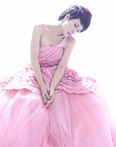 ''Hồi đi học chị Linh chơi cờ hơi bị ngon! Tự học chơi cờ vua, những năm cấp Hai và cấp Ba, chị ấy liên tục được trường cử đi thi đấu các giải trong quận và thành phố. Thật ra, Linh tự nhận mình đánh cờ không thuộc hàng “thượng thừa” nhưng lại… át vía đối thủ với những trận cờ tốc độ. Tập trung cao, đặt cờ nhanh như chảo chớp, gương mặt lại “nghiêm trọng” nên các đối thủ của chị Linh thường xuyên “bị” ấn tượng nhầm là cô nàng “thứ dữ”. Nhưng thật ra ngày trước chị ấy hiền khô!", Một đoạn viết khác đăng tải trên Hoa học trò (Theo Hoa học trò) ''Hồi đi học chị Linh chơi cờ hơi bị ngon! Tự học chơi cờ vua, những năm cấp Hai và cấp Ba, chị ấy liên tục được trường cử đi thi đấu các giải trong quận và thành phố. Thật ra, Linh tự nhận mình đánh cờ không thuộc hàng “thượng thừa” nhưng lại… át vía đối thủ với những trận cờ tốc độ. Tập trung cao, đặt cờ nhanh như chảo chớp, gương mặt lại “nghiêm trọng” nên các đối thủ của chị Linh thường xuyên “bị” ấn tượng nhầm là cô nàng “thứ dữ”. Nhưng thật ra ngày trước chị ấy hiền khô!", Một đoạn viết khác đăng tải trên Hoa học trò (Theo Hoa học trò)