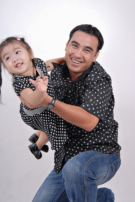 Lúc đầu thì cũng vui, nhưng càng về sau thì Quyền Linh càng thấy sợ. Anh bảo, cứ lần nào nhấc máy nghe điện thoại, nghe thấy "Em nè..." là anh sởn da gà liền. Bao nhiều lần anh đổi số cũng không thoát. Nhiều người khuyên nên báo công an, nhưng anh lại ngại. Thế rồi một hôm, nữ "fan cuồng" gọi Quyền Linh, không nói gì nhiều, chỉ nói em đang ở cầu Sài Gòn, cho anh một tiếng đồng hồ, nếu không đến anh sẽ ân hận cả đời. Nghe giọng cô gái nghiêm trọng quá, anh cũng chột dạ, thê nên đành phải bỏ dở công việc mà đi. "Trên đường đi tôi phải nghĩ ra đủ mọi tình huống mình sẽ phải đối phó. Cùng lắm là cô ấy ôm mình... nhảy xuống sông." nam diễn viên này nhớ lại. Lúc đầu thì cũng vui, nhưng càng về sau thì Quyền Linh càng thấy sợ. Anh bảo, cứ lần nào nhấc máy nghe điện thoại, nghe thấy "Em nè..." là anh sởn da gà liền. Bao nhiều lần anh đổi số cũng không thoát. Nhiều người khuyên nên báo công an, nhưng anh lại ngại. Thế rồi một hôm, nữ "fan cuồng" gọi Quyền Linh, không nói gì nhiều, chỉ nói em đang ở cầu Sài Gòn, cho anh một tiếng đồng hồ, nếu không đến anh sẽ ân hận cả đời. Nghe giọng cô gái nghiêm trọng quá, anh cũng chột dạ, thê nên đành phải bỏ dở công việc mà đi. "Trên đường đi tôi phải nghĩ ra đủ mọi tình huống mình sẽ phải đối phó. Cùng lắm là cô ấy ôm mình... nhảy xuống sông." nam diễn viên này nhớ lại.