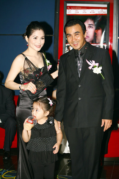 Tuy nhiên, khi đến nơi, mọi lo lắng khi nãy trong anh hóa mây hóa khói để nhường chỗ cho sự tức giận. Chẳng có vẻ gì là một người chán đời muốn tự tử, cô gái ngồi nhởn nhơ uống nước mía ở chân cầu và hớn hở ra mặt khi thấy Quyền Linh tới. Và không để thần tượng kịp nổi nóng, cô gái nũng nịu giải thích: "Hôm nay là sinh nhật em, không làm thế này chắc anh sẽ chẳng chịu đến. Anh đừng giận nghen! Nghe vậy, thần tài của bà con nông dân đành phải nuốt giận mà chia vui. Thế nhưng sau lời chúc mừng sinh nhật, anh cũng không quên nhắn nhủ "Anh quá mệt mỏi rồi. Từ giờ anh sẽ không gặp lại em nữa!" (Theo VietNamNet) Tuy nhiên, khi đến nơi, mọi lo lắng khi nãy trong anh hóa mây hóa khói để nhường chỗ cho sự tức giận. Chẳng có vẻ gì là một người chán đời muốn tự tử, cô gái ngồi nhởn nhơ uống nước mía ở chân cầu và hớn hở ra mặt khi thấy Quyền Linh tới. Và không để thần tượng kịp nổi nóng, cô gái nũng nịu giải thích: "Hôm nay là sinh nhật em, không làm thế này chắc anh sẽ chẳng chịu đến. Anh đừng giận nghen! Nghe vậy, thần tài của bà con nông dân đành phải nuốt giận mà chia vui. Thế nhưng sau lời chúc mừng sinh nhật, anh cũng không quên nhắn nhủ "Anh quá mệt mỏi rồi. Từ giờ anh sẽ không gặp lại em nữa!" (Theo VietNamNet)