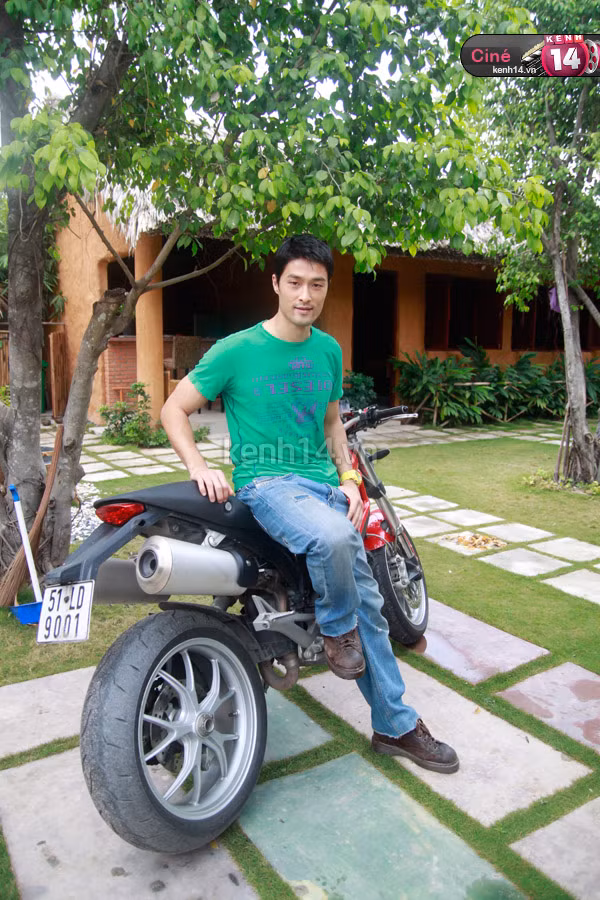 'Trí đóng nhiều loại vai rồi, không phải lúc nào cũng làm anh hùng đâu. Một số phim Trí cũng đóng những vai tưng tửng như trong Nụ hôn thần chết chẳng hạn. Trước Cưới ngay kẻo lỡ, Trí có dự án phim Avatar nhưng kịch bản viết hơi lâu, còn kịch bản Cưới ngay kẻo lỡ thì đã gần xong, chỉ cần chỉnh sửa chút xíu nên Trí quyết định nhận phim này chứ không phải Trí “bỏ nghề” hành động.', Trí Nguyễn trả lời phỏng vấn.