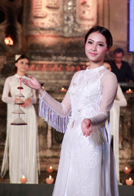 Lễ hội áo dài tại Festival Huế 2012 có chủ đề “Hoa sen trong hội họa” tối 9/4 tại bia Quốc học (TP Huế), Hoa hậu Thùy Dung, Ngọc Hân còn có người đẹp từng gây ấn tượng tại Hoa hậu VN 2010, Tôn Nữ Na Uy. Lễ hội áo dài tại Festival Huế 2012 có chủ đề “Hoa sen trong hội họa” tối 9/4 tại bia Quốc học (TP Huế), Hoa hậu Thùy Dung, Ngọc Hân còn có người đẹp từng gây ấn tượng tại Hoa hậu VN 2010, Tôn Nữ Na Uy.