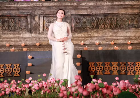 Na Uy thu hút mọi ánh nhìn với tà áo trắng thướt tha của nhà thiết kế Công Khanh. Vẻ đẹp nền nã của cô được tôn vinh với tà áo dài xuất hiện trên nền sân khấu đầy hoa sen. (Theo Vnexpress) Na Uy thu hút mọi ánh nhìn với tà áo trắng thướt tha của nhà thiết kế Công Khanh. Vẻ đẹp nền nã của cô được tôn vinh với tà áo dài xuất hiện trên nền sân khấu đầy hoa sen. (Theo Vnexpress)