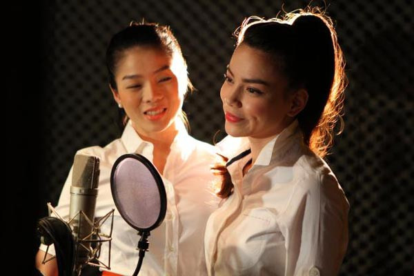 Bài hát “Gắn kết yêu thương” do nhạc sĩ Quốc Bảo sáng tác là dự án âm nhạc mới với sự tham gia của 25 nghệ sĩ nổi tiếng như Hà Hồ, Đức Tuấn, Thành Lộc, Phương Thanh, Hồ Trung Dũng... Bài hát là thông điệp yêu thương kêu gọi cộng đồng tham gia ủng hộ, bù đắp cho số phận bệnh nhi không may mắn có được tương lai tươi sáng hơn. Mặc dù lịch diễn bận rộn, hai người đẹp vẫn thu xếp để có thể tham gia vào MV mang tính xã hội này.(Theo Ngôi Sao) Bài hát “Gắn kết yêu thương” do nhạc sĩ Quốc Bảo sáng tác là dự án âm nhạc mới với sự tham gia của 25 nghệ sĩ nổi tiếng như Hà Hồ, Đức Tuấn, Thành Lộc, Phương Thanh, Hồ Trung Dũng... Bài hát là thông điệp yêu thương kêu gọi cộng đồng tham gia ủng hộ, bù đắp cho số phận bệnh nhi không may mắn có được tương lai tươi sáng hơn. Mặc dù lịch diễn bận rộn, hai người đẹp vẫn thu xếp để có thể tham gia vào MV mang tính xã hội này.(Theo Ngôi Sao)