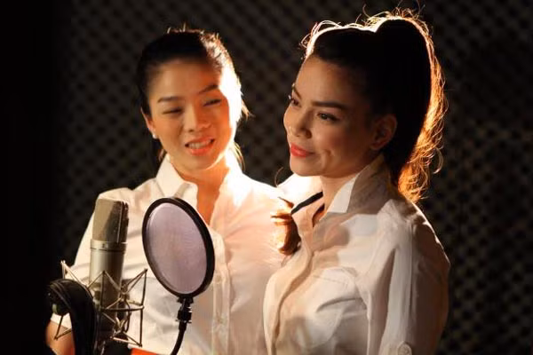 Bài hát “Gắn kết yêu thương” do nhạc sĩ Quốc Bảo sáng tác là dự án âm nhạc mới với sự tham gia của 25 nghệ sĩ nổi tiếng như Hà Hồ, Đức Tuấn, Thành Lộc, Phương Thanh, Hồ Trung Dũng... Bài hát là thông điệp yêu thương kêu gọi cộng đồng tham gia ủng hộ, bù đắp cho số phận bệnh nhi không may mắn có được tương lai tươi sáng hơn. Mặc dù lịch diễn bận rộn, hai người đẹp vẫn thu xếp để có thể tham gia vào MV mang tính xã hội này.(Theo Ngôi Sao) Bài hát “Gắn kết yêu thương” do nhạc sĩ Quốc Bảo sáng tác là dự án âm nhạc mới với sự tham gia của 25 nghệ sĩ nổi tiếng như Hà Hồ, Đức Tuấn, Thành Lộc, Phương Thanh, Hồ Trung Dũng... Bài hát là thông điệp yêu thương kêu gọi cộng đồng tham gia ủng hộ, bù đắp cho số phận bệnh nhi không may mắn có được tương lai tươi sáng hơn. Mặc dù lịch diễn bận rộn, hai người đẹp vẫn thu xếp để có thể tham gia vào MV mang tính xã hội này.(Theo Ngôi Sao)