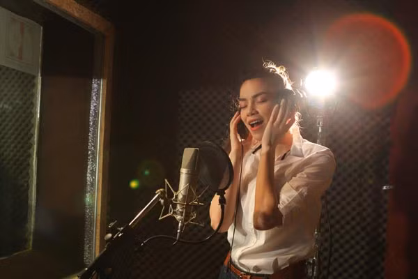 Mặc dù đang điều trị thanh quản, Hồ Ngọc Hà vẫn quyết định góp giọng cho MV 'Gắn kết yêu thương' cùng Lệ Quyên và nhóm Vmusic. Mặc dù đang điều trị thanh quản, Hồ Ngọc Hà vẫn quyết định góp giọng cho MV 'Gắn kết yêu thương' cùng Lệ Quyên và nhóm Vmusic.