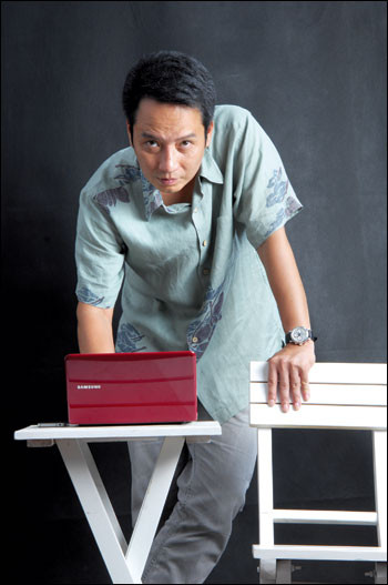 Tôi cực đoan với chính mình, còn với mọi người tôi rất lắng nghe. Vì tôi luôn tin rằng một cái đầu giỏi mấy cũng không hay bằng nhiều cái đầu. Nghệ sĩ, nếu có cá tính thì không ai áp đặt được. Nếu tôi làm cho người khác mà cố tình giống Mỹ Linh là tôi thua. Quan trọng là ca sĩ, họ có khác được cái bóng của Mỹ Linh không? Tôi luôn bị định kiến là làm đĩa cho ai "màu" cũng giống Linh, tôi làm bất cứ gì, người ta phải chăm chăm xem có phải "bản sao Mỹ Linh" không trước khi xem liệu nó có hay? Trong khi sự thực là chính tôi phải luôn lưu ý những ca sĩ đến làm đĩa với mình: "Em hát thế là giống "người ta" lắm, phải hát khác". (Theo Phụ nữ TP. HCM) Tôi cực đoan với chính mình, còn với mọi người tôi rất lắng nghe. Vì tôi luôn tin rằng một cái đầu giỏi mấy cũng không hay bằng nhiều cái đầu. Nghệ sĩ, nếu có cá tính thì không ai áp đặt được. Nếu tôi làm cho người khác mà cố tình giống Mỹ Linh là tôi thua. Quan trọng là ca sĩ, họ có khác được cái bóng của Mỹ Linh không? Tôi luôn bị định kiến là làm đĩa cho ai "màu" cũng giống Linh, tôi làm bất cứ gì, người ta phải chăm chăm xem có phải "bản sao Mỹ Linh" không trước khi xem liệu nó có hay? Trong khi sự thực là chính tôi phải luôn lưu ý những ca sĩ đến làm đĩa với mình: "Em hát thế là giống "người ta" lắm, phải hát khác". (Theo Phụ nữ TP. HCM)