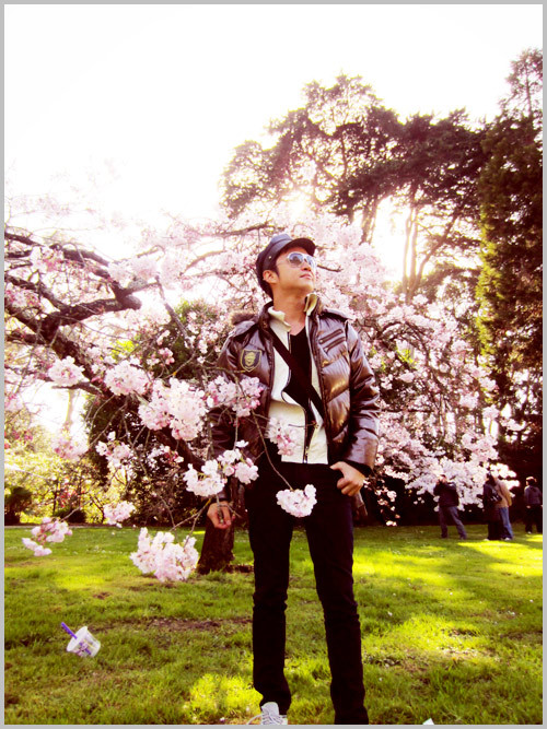 Một điều khá đặc biệt là Nhật Tinh Anh thường chụp hình một mình nhiều hơn là cùng bạn bè. Anh tiết lộ: "Tôi không nhiều bạn nhưng hầu hết bọn họ đều rất... "chất". Thú thực tôi chỉ có hai người bạn tri kỷ để chia sẻ những suy tư trong cuộc đời này. Cả hai người bọn họ đều là lớn tuổi hơn tôi. Họ có học thức, uyên bác nên tinh tế và tình cảm lắm". (Theo Zing) Một điều khá đặc biệt là Nhật Tinh Anh thường chụp hình một mình nhiều hơn là cùng bạn bè. Anh tiết lộ: "Tôi không nhiều bạn nhưng hầu hết bọn họ đều rất... "chất". Thú thực tôi chỉ có hai người bạn tri kỷ để chia sẻ những suy tư trong cuộc đời này. Cả hai người bọn họ đều là lớn tuổi hơn tôi. Họ có học thức, uyên bác nên tinh tế và tình cảm lắm". (Theo Zing)