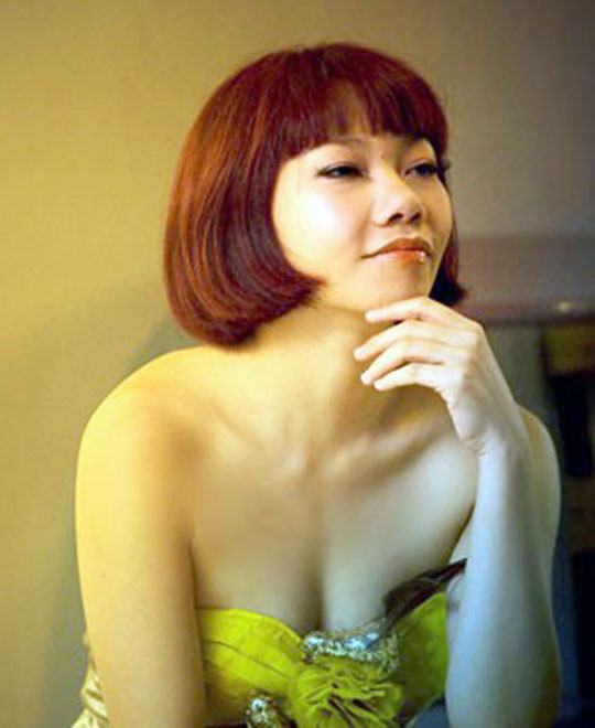 Vừa sinh con gái đầu lòng cách đây gần 4 tháng trên đất Mỹ, ca sĩ Trần Thu Hà sẽ trở về Việt Nam để hát trong Chương trình "Lung linh sắc Việt" lần thứ 2 với chủ đề “Biển và giai nhân”. Đây là sự kiện nằm trong Lễ hội Pháo hoa quốc tế Đà Nẵng 2012 sẽ tổ chức vào cuối tháng 4.2012, với sự tham gia của các ca sĩ Tuấn Ngọc, Quang Linh, Thu Minh, Lệ Quyên, Tùng Dương, Hà Anh Tuấn, Phương Linh, Nguyễn Ngọc Anh, Uyên Linh, Phương Vy, Thảo Trang và nhóm Năm Dòng Kẻ. (Theo Dân Việt) Vừa sinh con gái đầu lòng cách đây gần 4 tháng trên đất Mỹ, ca sĩ Trần Thu Hà sẽ trở về Việt Nam để hát trong Chương trình "Lung linh sắc Việt" lần thứ 2 với chủ đề “Biển và giai nhân”. Đây là sự kiện nằm trong Lễ hội Pháo hoa quốc tế Đà Nẵng 2012 sẽ tổ chức vào cuối tháng 4.2012, với sự tham gia của các ca sĩ Tuấn Ngọc, Quang Linh, Thu Minh, Lệ Quyên, Tùng Dương, Hà Anh Tuấn, Phương Linh, Nguyễn Ngọc Anh, Uyên Linh, Phương Vy, Thảo Trang và nhóm Năm Dòng Kẻ. (Theo Dân Việt)