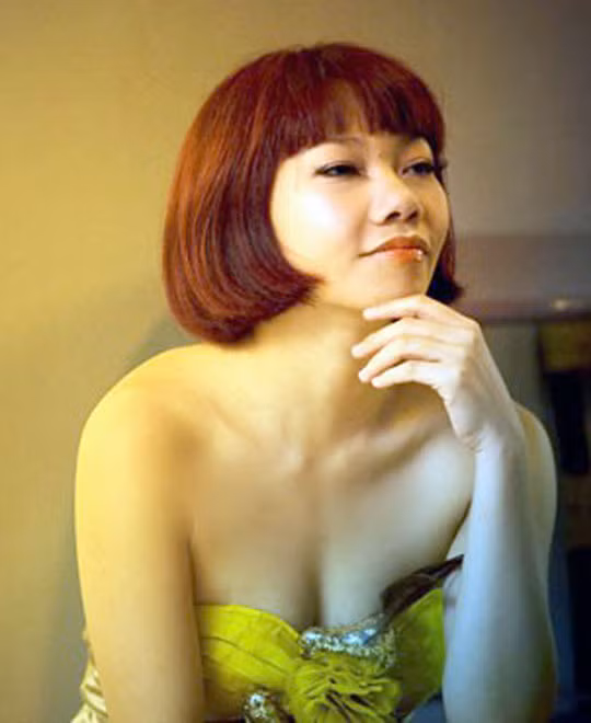 Vừa sinh con gái đầu lòng cách đây gần 4 tháng trên đất Mỹ, ca sĩ Trần Thu Hà sẽ trở về Việt Nam để hát trong Chương trình "Lung linh sắc Việt" lần thứ 2 với chủ đề “Biển và giai nhân”. Đây là sự kiện nằm trong Lễ hội Pháo hoa quốc tế Đà Nẵng 2012 sẽ tổ chức vào cuối tháng 4.2012, với sự tham gia của các ca sĩ Tuấn Ngọc, Quang Linh, Thu Minh, Lệ Quyên, Tùng Dương, Hà Anh Tuấn, Phương Linh, Nguyễn Ngọc Anh, Uyên Linh, Phương Vy, Thảo Trang và nhóm Năm Dòng Kẻ. (Theo Dân Việt) Vừa sinh con gái đầu lòng cách đây gần 4 tháng trên đất Mỹ, ca sĩ Trần Thu Hà sẽ trở về Việt Nam để hát trong Chương trình "Lung linh sắc Việt" lần thứ 2 với chủ đề “Biển và giai nhân”. Đây là sự kiện nằm trong Lễ hội Pháo hoa quốc tế Đà Nẵng 2012 sẽ tổ chức vào cuối tháng 4.2012, với sự tham gia của các ca sĩ Tuấn Ngọc, Quang Linh, Thu Minh, Lệ Quyên, Tùng Dương, Hà Anh Tuấn, Phương Linh, Nguyễn Ngọc Anh, Uyên Linh, Phương Vy, Thảo Trang và nhóm Năm Dòng Kẻ. (Theo Dân Việt)