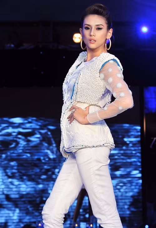 Giải vàng Siêu mẫu 2008 Võ Hoàng Yến có chiều cao ấn tượng 1m78 và cân nặng thời điểm này là 54 kg. Nhiều người nhận xét, với chỉ số này, Hoàng Yến trông khá hấp dẫn. Người đẹp ngại ngần tiết lộ, có lúc cô tăng đến 8-9 kg, khiến cơ thể trở nên rất tròn trịa. Hoàng Yến đã phải lên một kế hoạch tập luyện và ăn kiêng cực kỳ nghiêm ngặt để giảm cân.