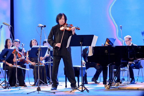 Tại đêm nhạc Mobifone concert, hai nghệ sỹ lớn của thế giới, các nghệ sỹ nổi tiếng của Nga cùng nhóm Hà Nội Emsemble đã đưa khán giả lạc vào một thế giới âm nhạc cổ điển đầy bay bổng và lãng mạn. Khán giả đã được đắm chìm trong một không gian âm nhạc rộn rã với “Mùa Xuân” & “Mùa Hạ” của A. Vivaldi. Tại đêm nhạc Mobifone concert, hai nghệ sỹ lớn của thế giới, các nghệ sỹ nổi tiếng của Nga cùng nhóm Hà Nội Emsemble đã đưa khán giả lạc vào một thế giới âm nhạc cổ điển đầy bay bổng và lãng mạn. Khán giả đã được đắm chìm trong một không gian âm nhạc rộn rã với “Mùa Xuân” & “Mùa Hạ” của A. Vivaldi.