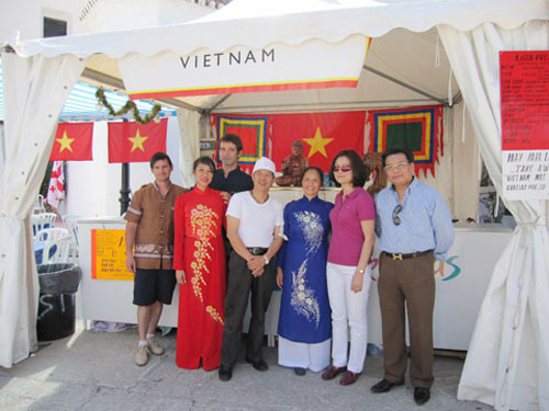 Bố của ca sĩ Nathan Lee - Đại sứ Việt Nam tại Tây Ban Nha Trương Triều Dương (thứ nhất từ phải qua) tại hội chợ quốc tế Mijas. Bố của ca sĩ Nathan Lee - Đại sứ Việt Nam tại Tây Ban Nha Trương Triều Dương (thứ nhất từ phải qua) tại hội chợ quốc tế Mijas.