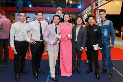 Diệu Hằng đi cùng người bạn thân thiết là nhà thiết kế nội thất người Đức gốc Việt nổi tiếng Quách Thái Công (đứng cạnh, bên trái). Diệu Hằng đi cùng người bạn thân thiết là nhà thiết kế nội thất người Đức gốc Việt nổi tiếng Quách Thái Công (đứng cạnh, bên trái).