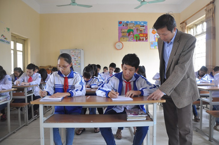 Để tạo hứng thú và sự gần gũi với học trò, thầy cô giáo nên tìm hiểu tâm tư nguyện vọng của các em. (Ảnh minh hoạ trên Baovinhphuc.com.vn) Để tạo hứng thú và sự gần gũi với học trò, thầy cô giáo nên tìm hiểu tâm tư nguyện vọng của các em. (Ảnh minh hoạ trên Baovinhphuc.com.vn)